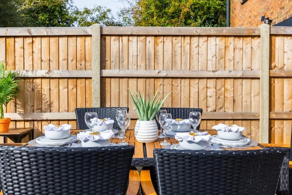 New 3 Bed House, Sittingbourne, Sleeps 7, Contractors, Families , Weekly and Monthly Offers House in Sittingbourne