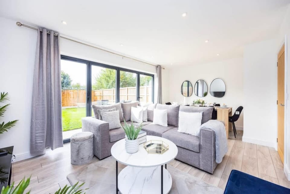 New 3 Bed House, Sittingbourne, Sleeps 7, Contractors, Families , Weekly and Monthly Offers House in Sittingbourne