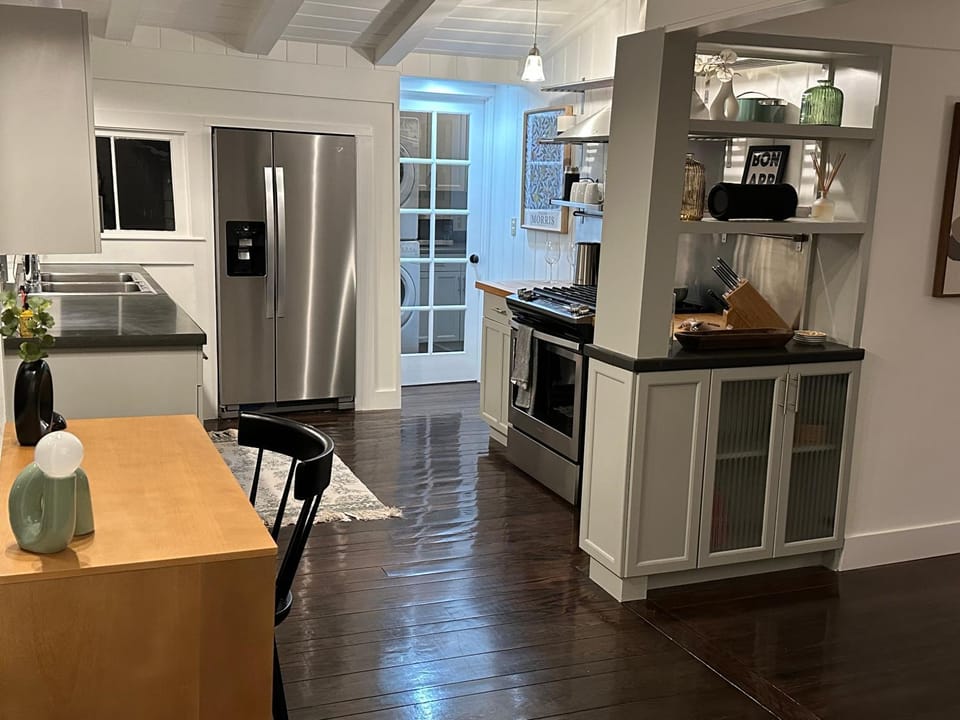 Kitchen or kitchenette, minibar, oven, stove, toaster