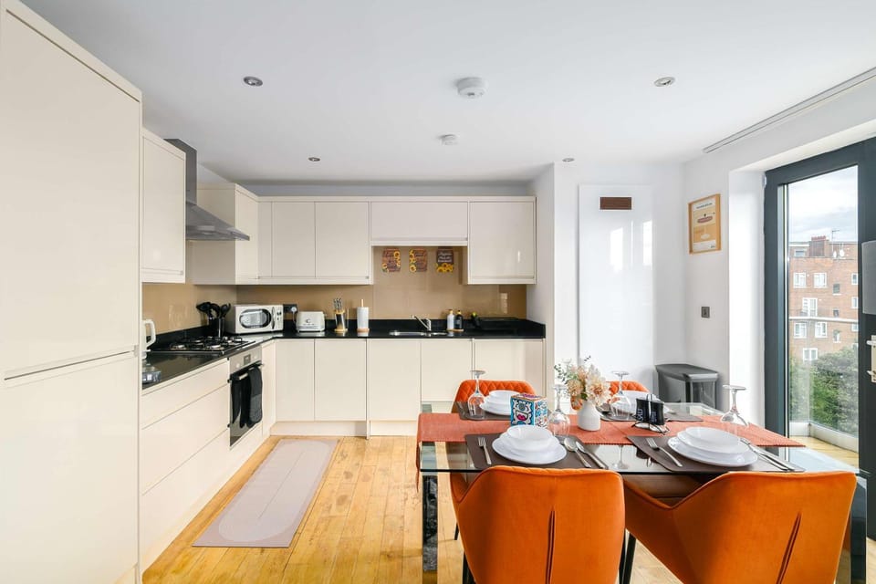 Coffee/tea facilities, Decorative detail, Dining area, microwave, stove, kitchen