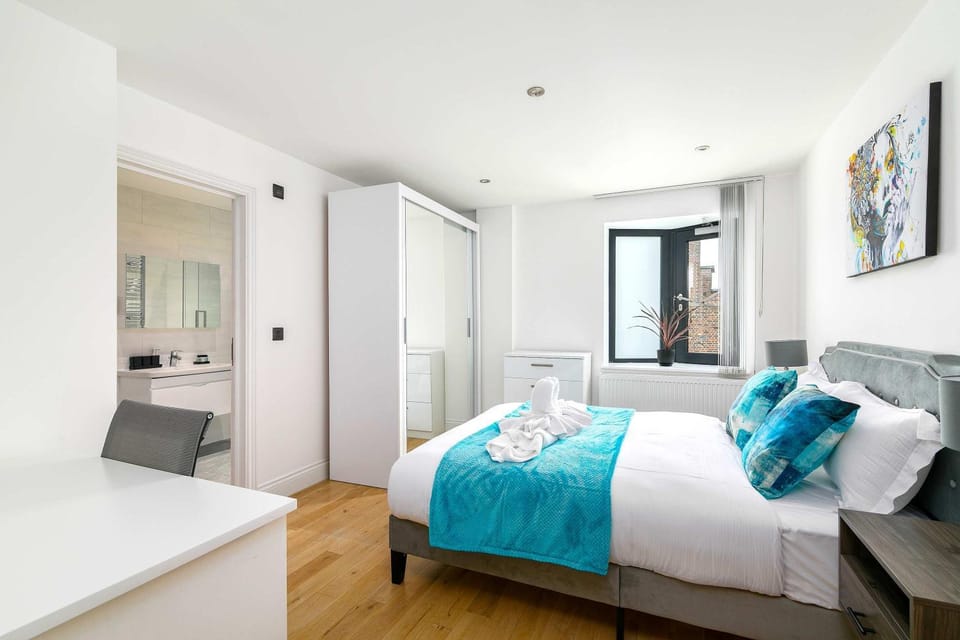 Bed, Photo of the whole room, Decorative detail, Seating area, Bedroom, heating, towels, wardrobe