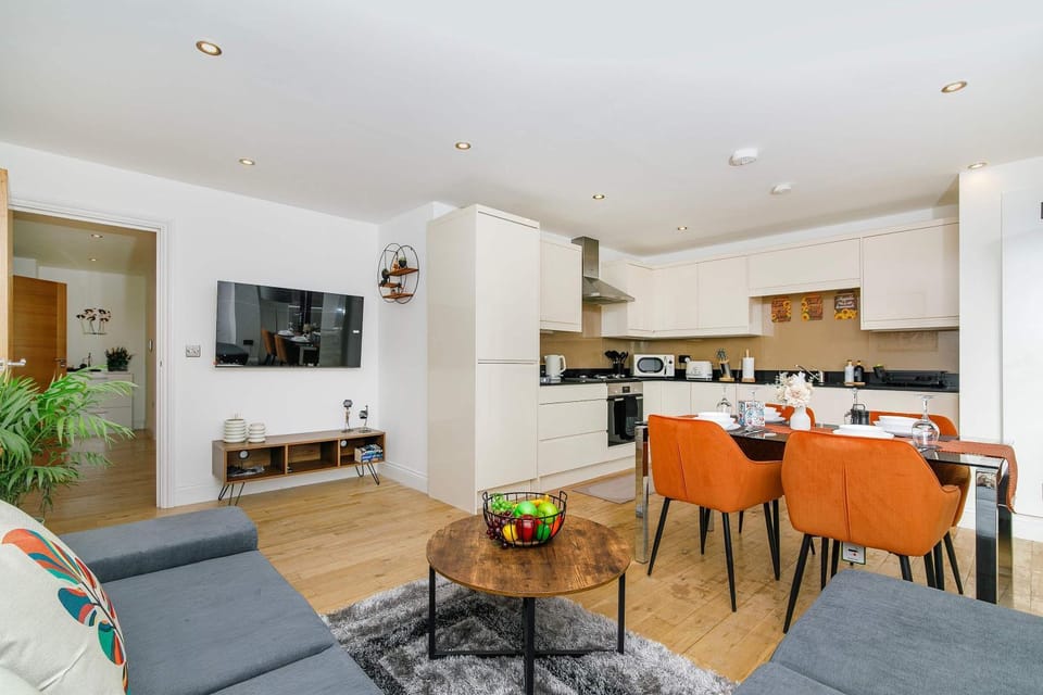 TV and multimedia, Kitchen or kitchenette, Living room, Seating area, Dining area, internet, microwave, stove