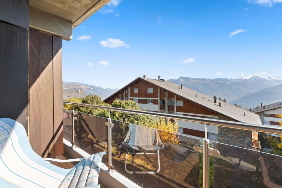 Property building, Patio, Day, Natural landscape, View (from property/room), Balcony/Terrace, Mountain view, sunbed