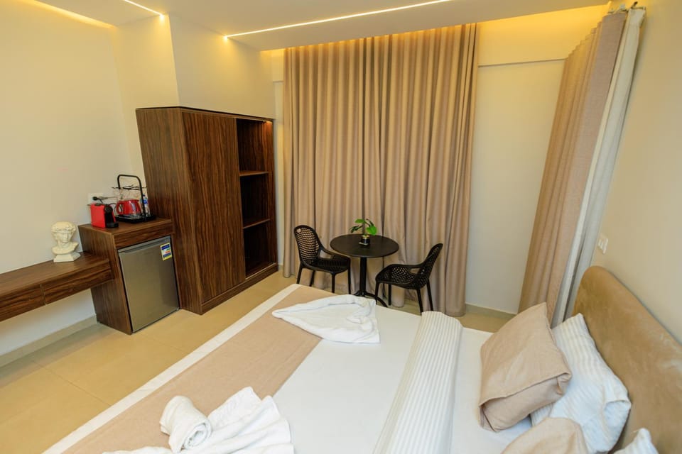 Bed, Coffee/tea facilities, Photo of the whole room, Seating area, Dining area, Bedroom, minibar, towels, wardrobe