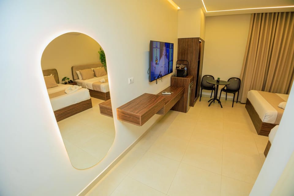 Bed, TV and multimedia, Photo of the whole room, Seating area, Bedroom, hair dresser