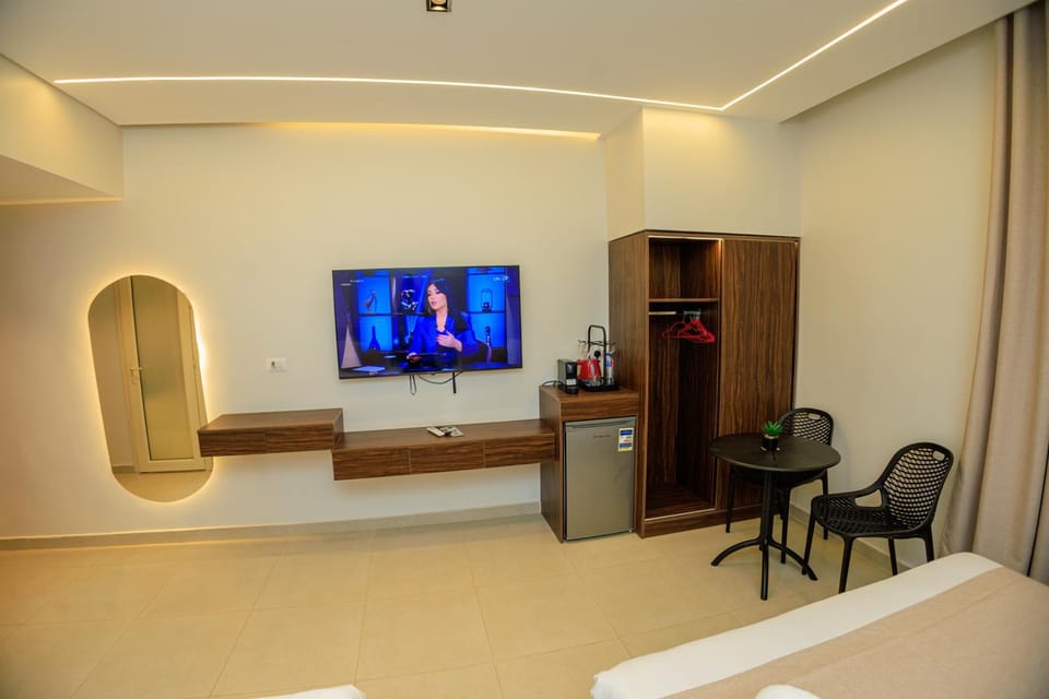 TV and multimedia, Seating area, Evening entertainment, hair dresser, wardrobe