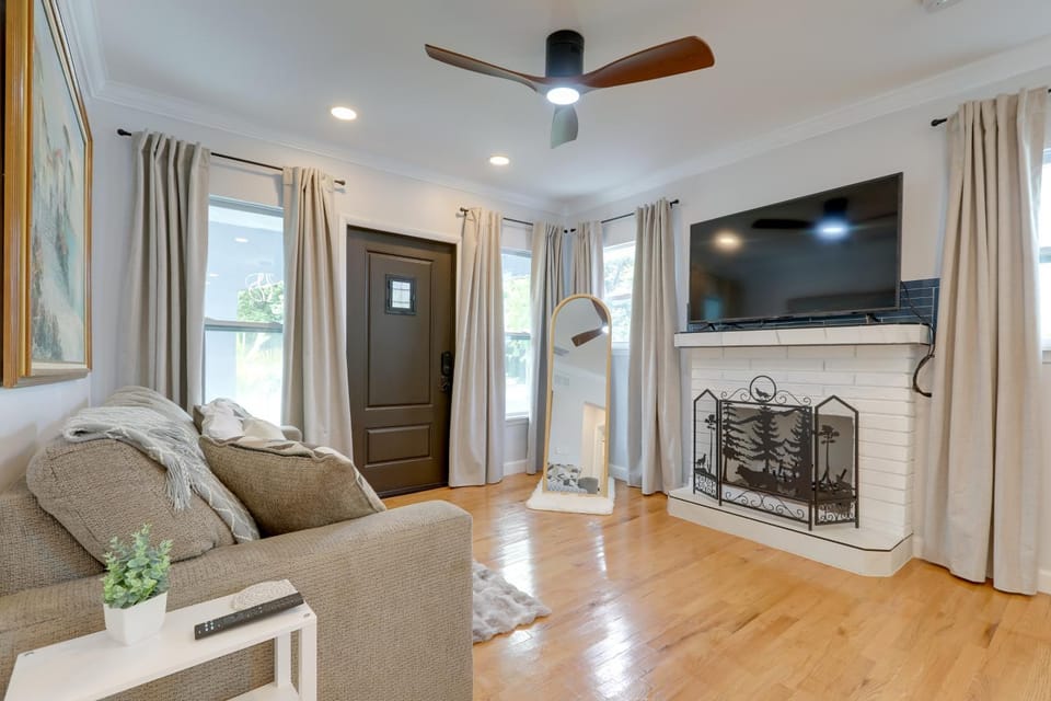 Bright & Modern Home, 3 Mi to Dtwn West Palm Beach House in West Palm Beach