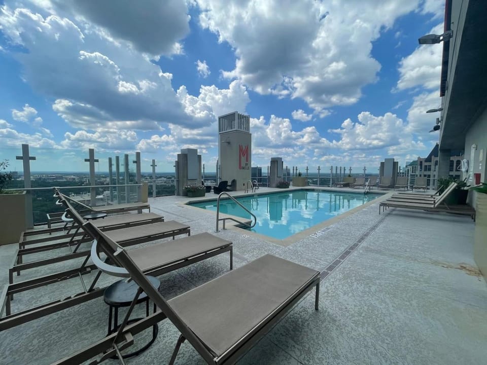 Modern Midtown Retreat Views Rooftop Pool Apartment in Atlanta