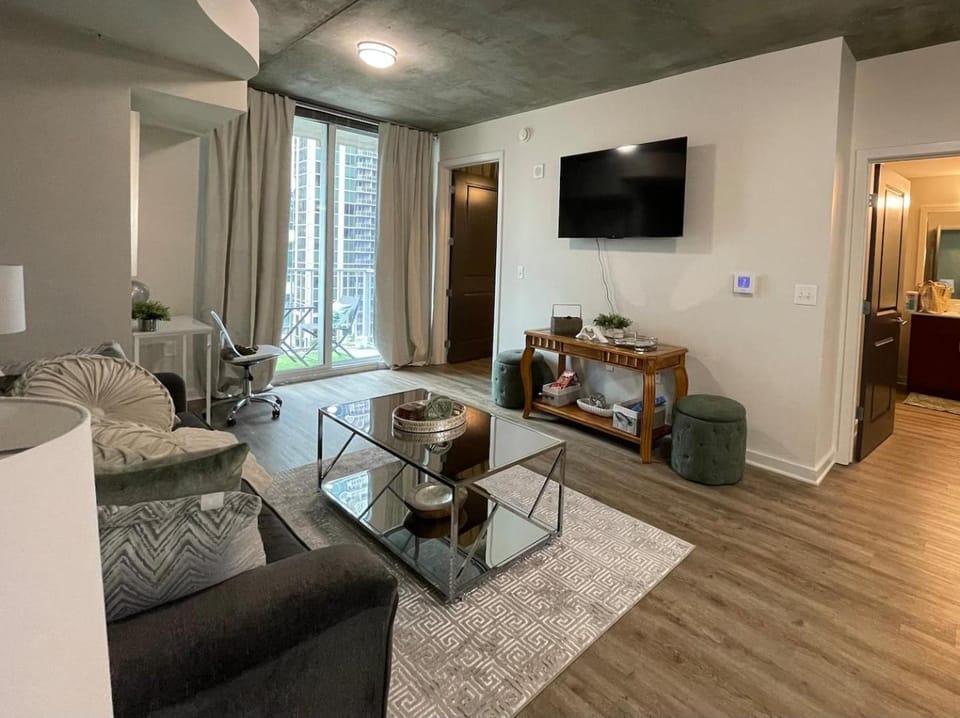 Modern Midtown Retreat Views Rooftop Pool Apartment in Atlanta