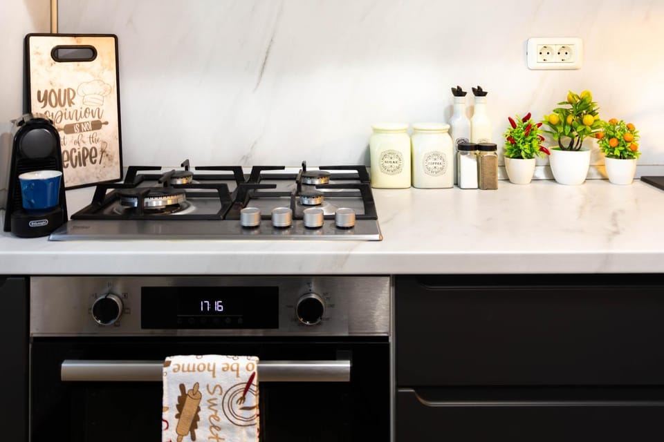 Coffee/tea facilities, Kitchen or kitchenette, stove