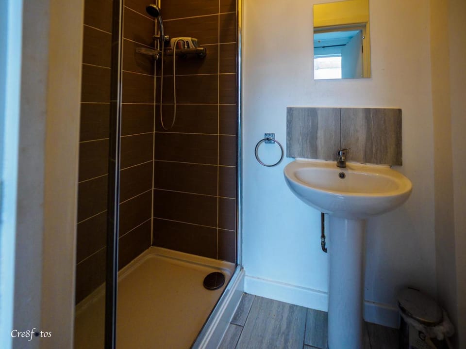 En-suite 1 Woodhouse, private bath, 2 kitchen Bed and Breakfast in Stoke-on-Trent