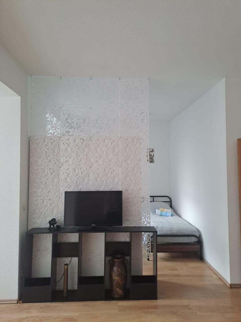 Bed, TV and multimedia, Living room