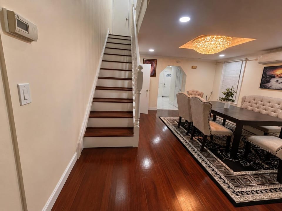 Amazing private single family house House in Middle Village