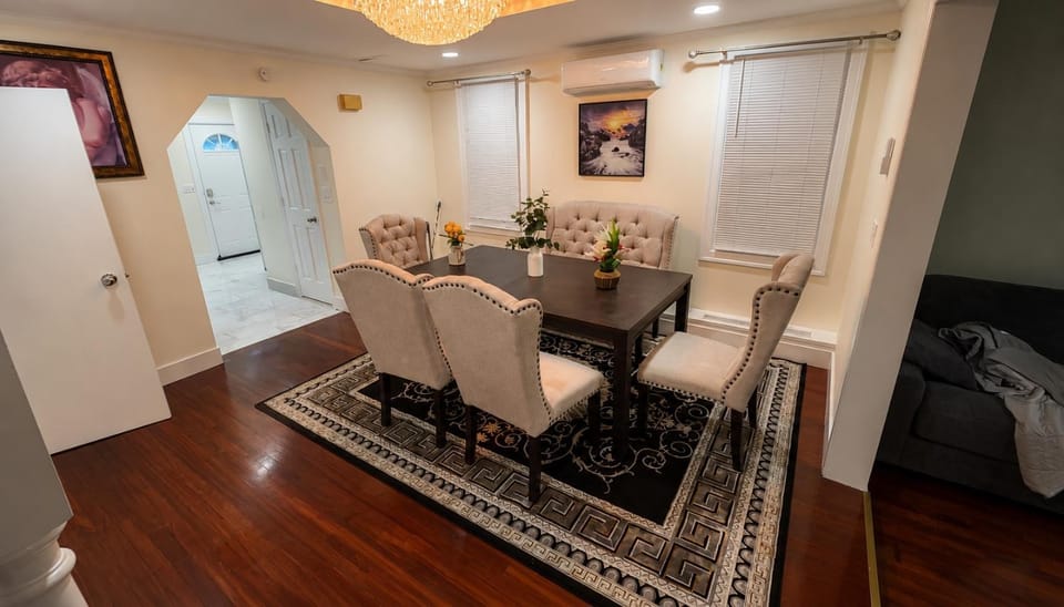 Amazing private single family house House in Middle Village