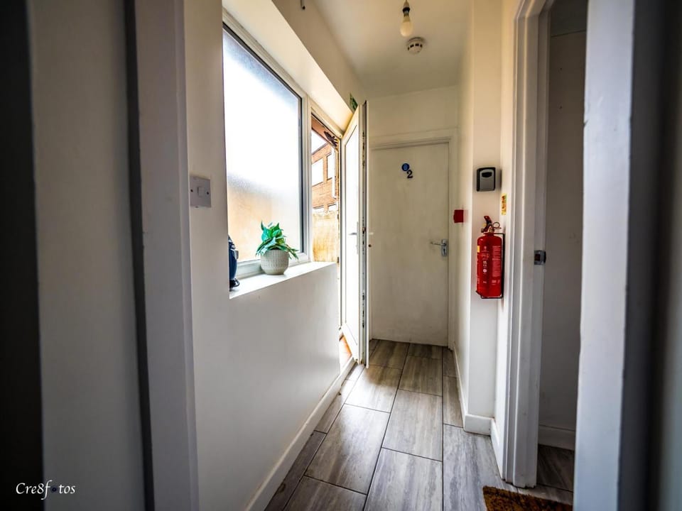 En-suite 3 Woodhouse, private bath, 2 kitchen Bed and Breakfast in Stoke-on-Trent