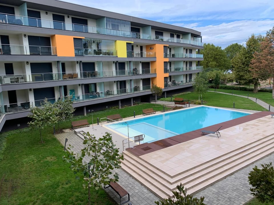 Property building, Garden, Garden view, Pool view, Swimming pool, sunbed