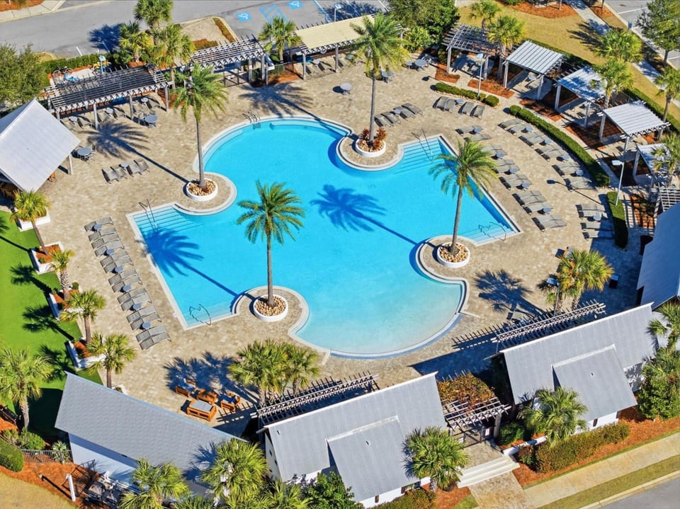 Day, Neighbourhood, Natural landscape, Bird's eye view, Seating area, Pool view, Swimming pool, Location, sunbed