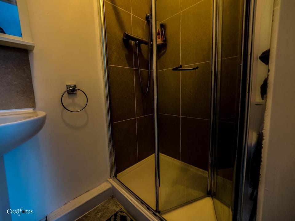 En-suite 4 Woodhouse, private bath, 2 kitchen Bed and Breakfast in Stoke-on-Trent