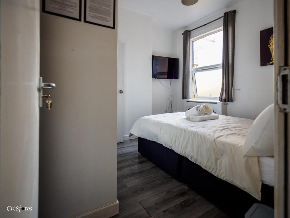 En-suite 4 Woodhouse, private bath, 2 kitchen Bed and Breakfast in Stoke-on-Trent