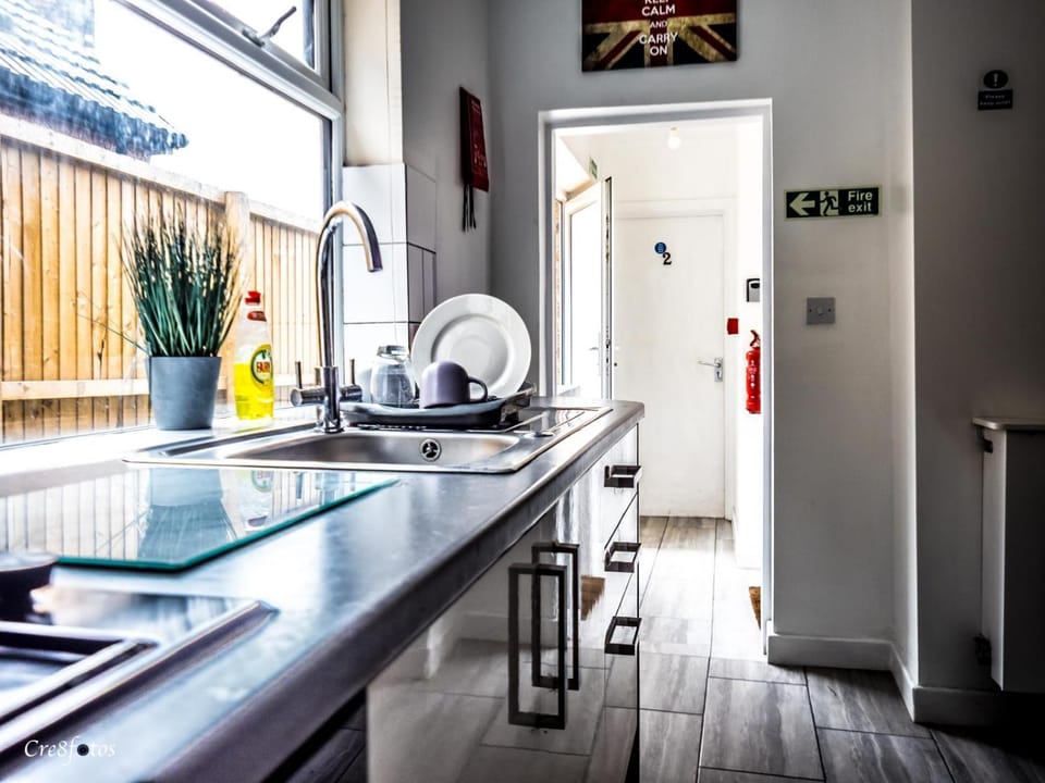 En-suite 4 Woodhouse, private bath, 2 kitchen Bed and Breakfast in Stoke-on-Trent