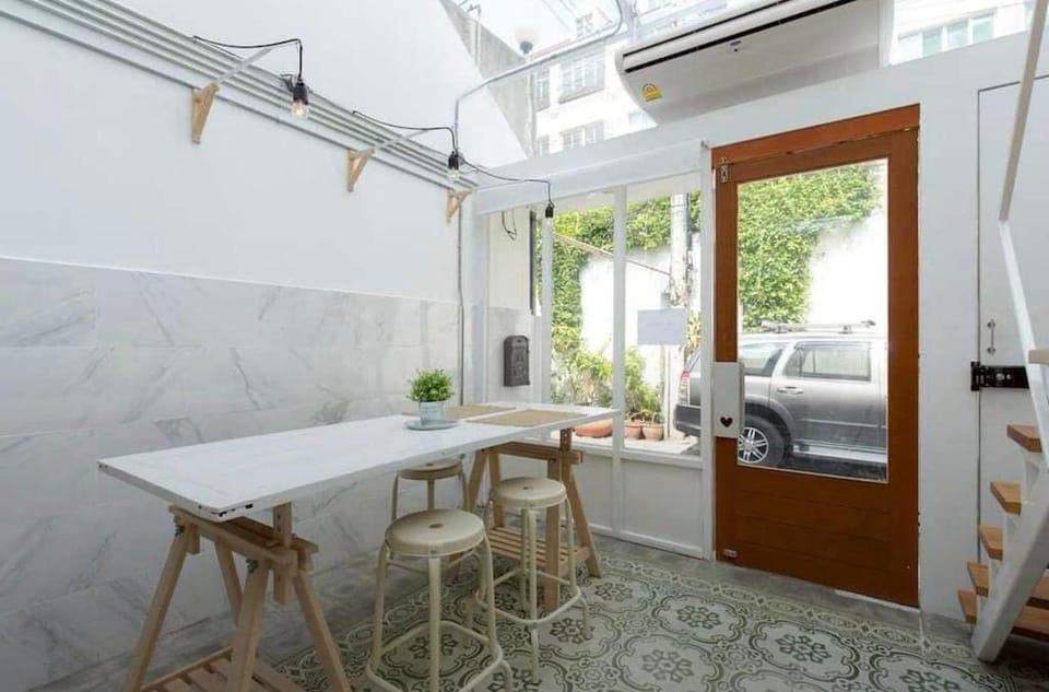 Facade/entrance, Day, Dining area