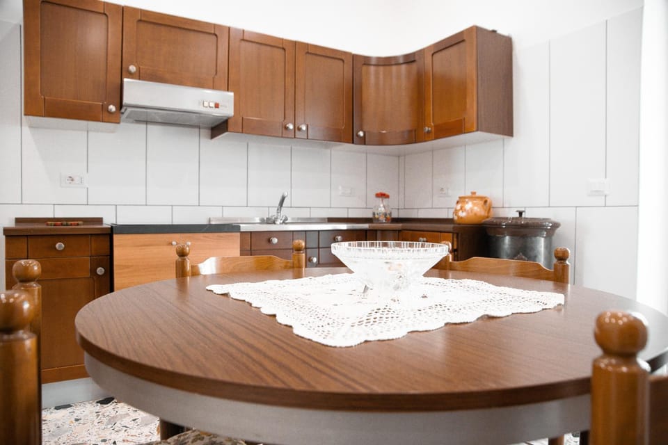 Kitchen or kitchenette, Dining area, stove