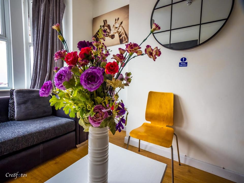 En-suite 5 Woodhouse, private bath, 2 kitchen Bed and Breakfast in Stoke-on-Trent