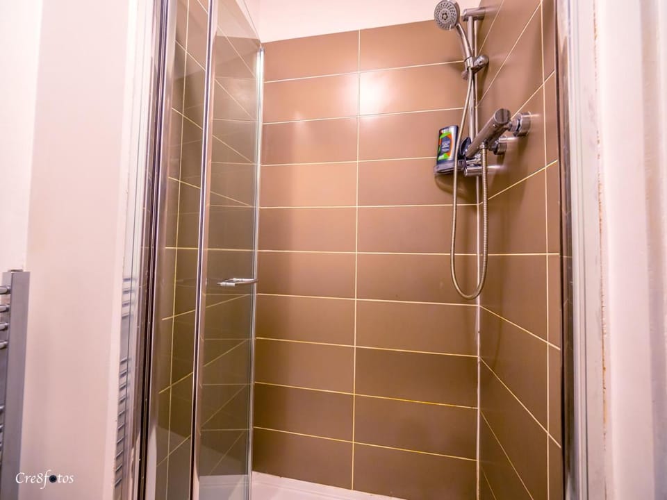 En-suite 5 Woodhouse, private bath, 2 kitchen Bed and Breakfast in Stoke-on-Trent