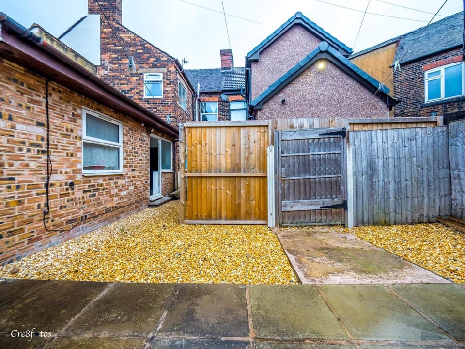 En-suite 5 Woodhouse, private bath, 2 kitchen Bed and Breakfast in Stoke-on-Trent