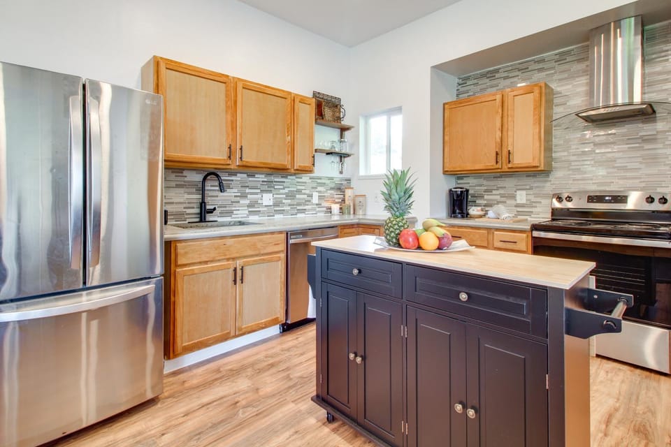 1 Mi to Dtwn Coos Bay Sleek Apt with Deck and Views! Apartment in Coos Bay