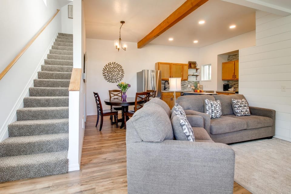 1 Mi to Dtwn Coos Bay Sleek Apt with Deck and Views! Apartment in Coos Bay