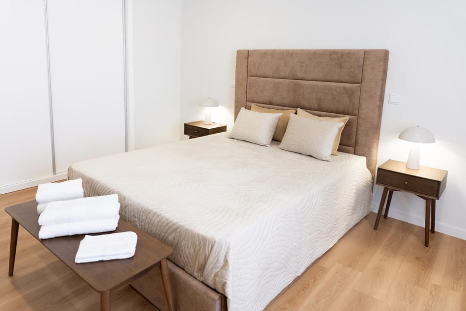 Bed, Bedroom, towels