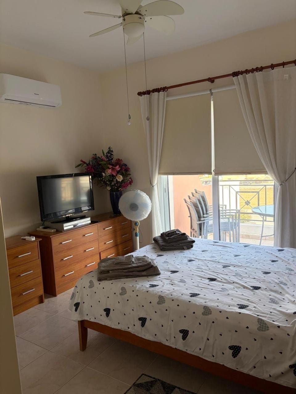Bed, TV and multimedia, Balcony/Terrace, Bedroom, air conditioner