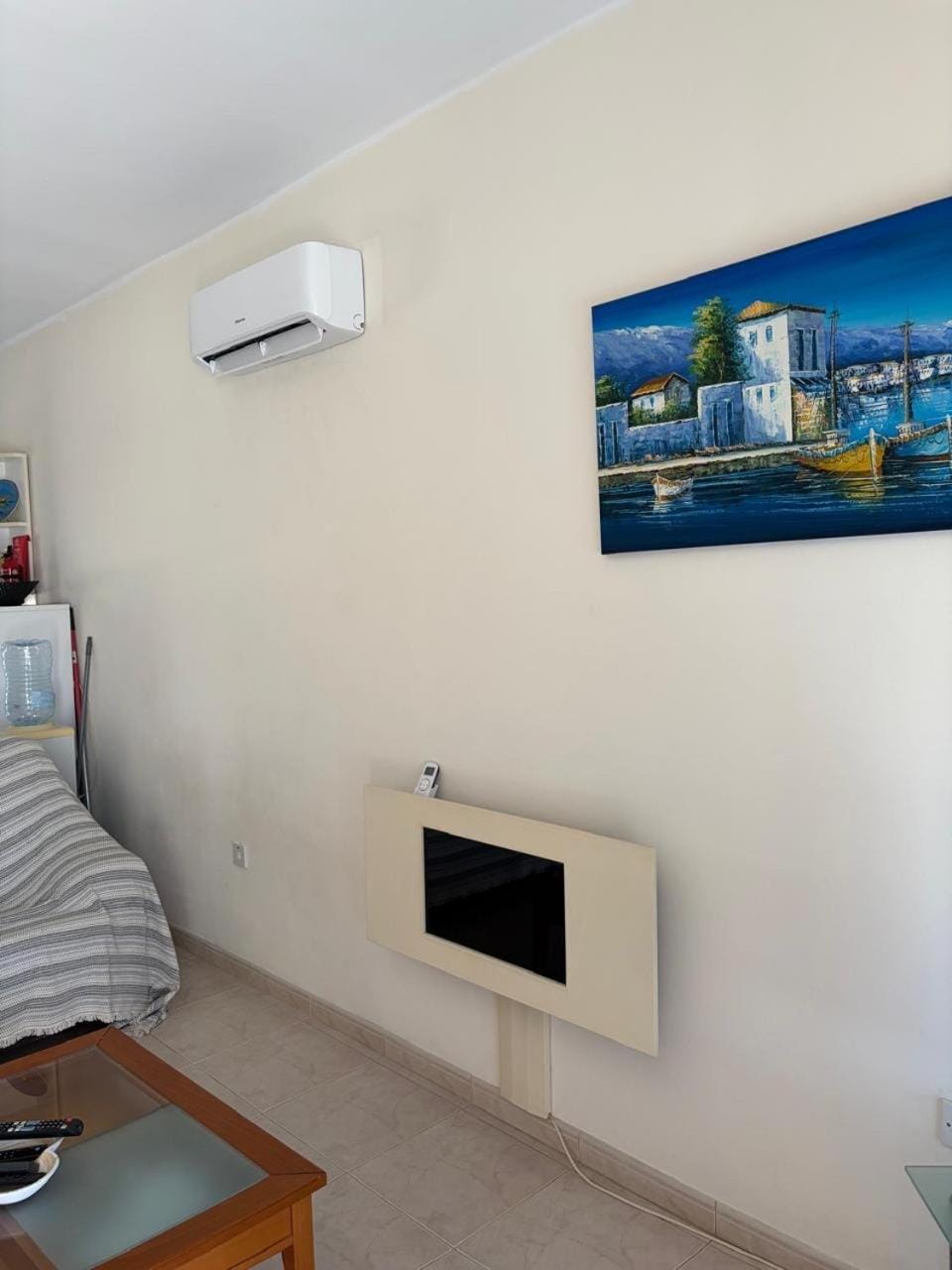 TV and multimedia, Living room, Seating area, internet, air conditioner