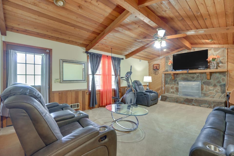 Playground & Grill: Pet-Friendly Griffin Getaway! House in Griffin