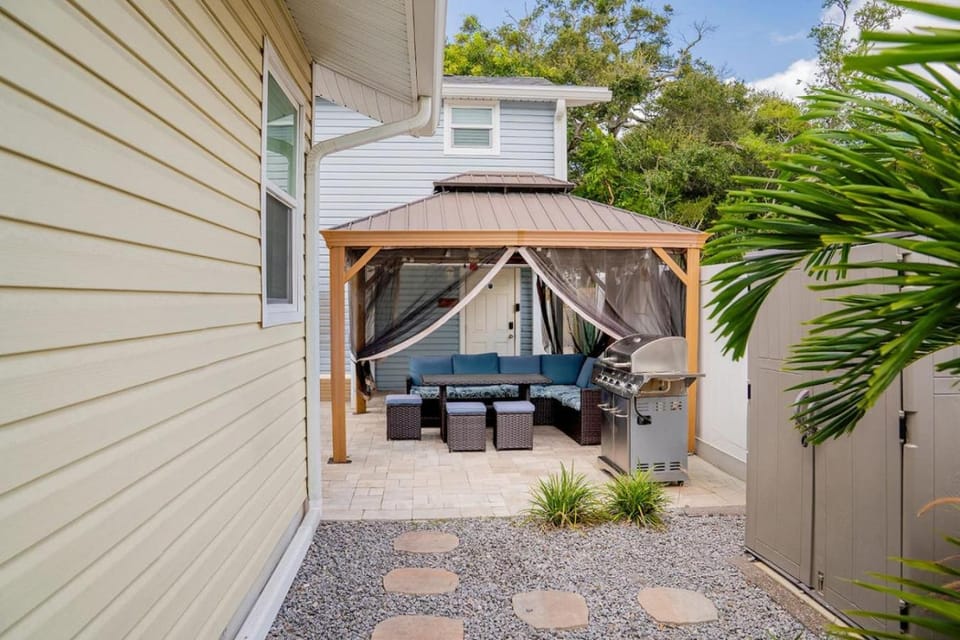 BBQ facilities, Seating area, Inner courtyard view