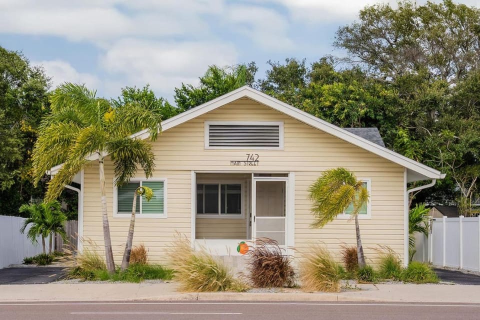Property building, Facade/entrance, Day