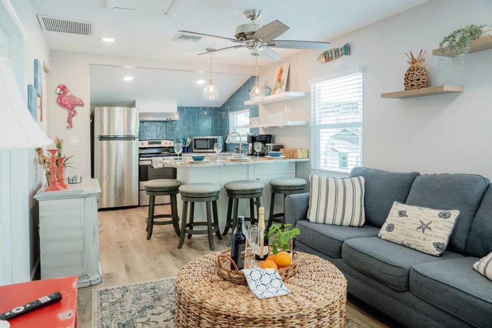Living room, Food and drinks, Seating area, Dining area, oven, stove