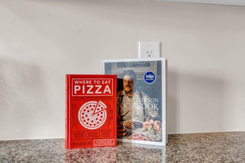 Luxury Home Mins from Waterfall next to Transit House in Niagara Falls