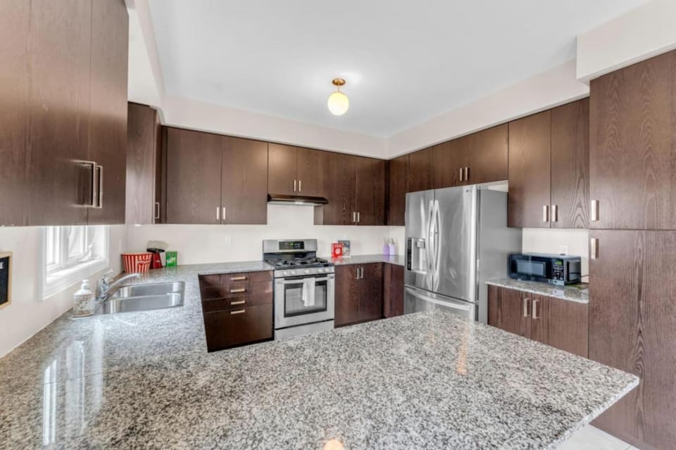 Luxury Home Mins from Waterfall next to Transit House in Niagara Falls