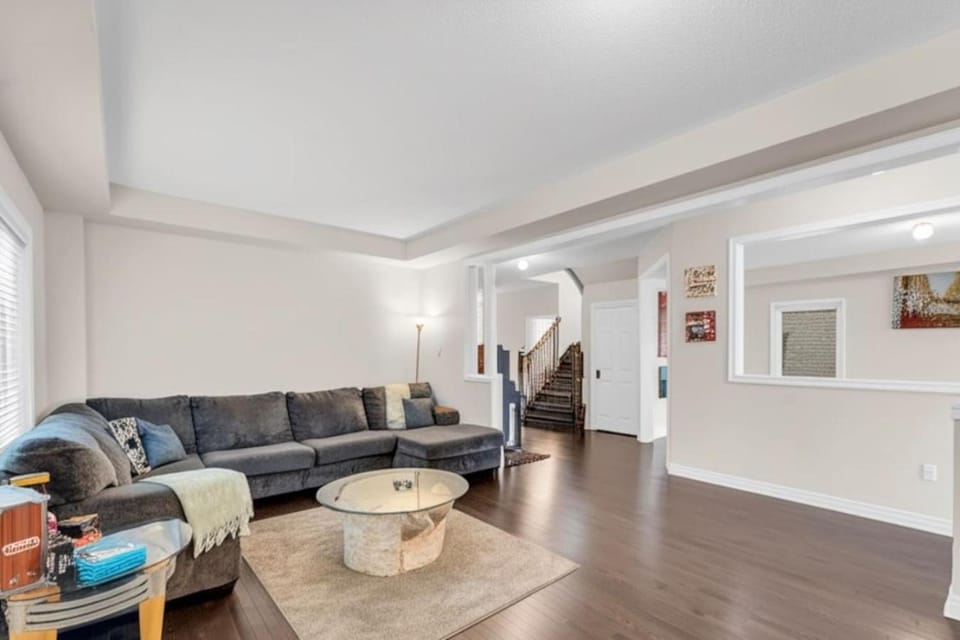 Luxury Home Mins from Waterfall next to Transit House in Niagara Falls