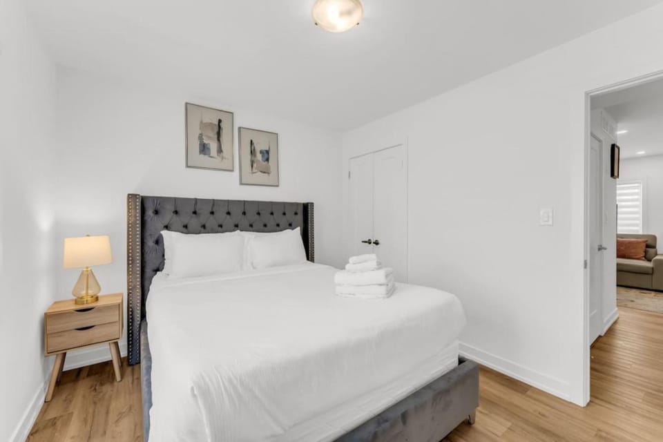 5 Mins to the Falls Brand New Home House in Niagara Falls