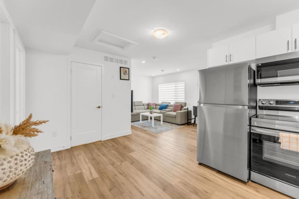 5 Mins to the Falls Brand New Home House in Niagara Falls