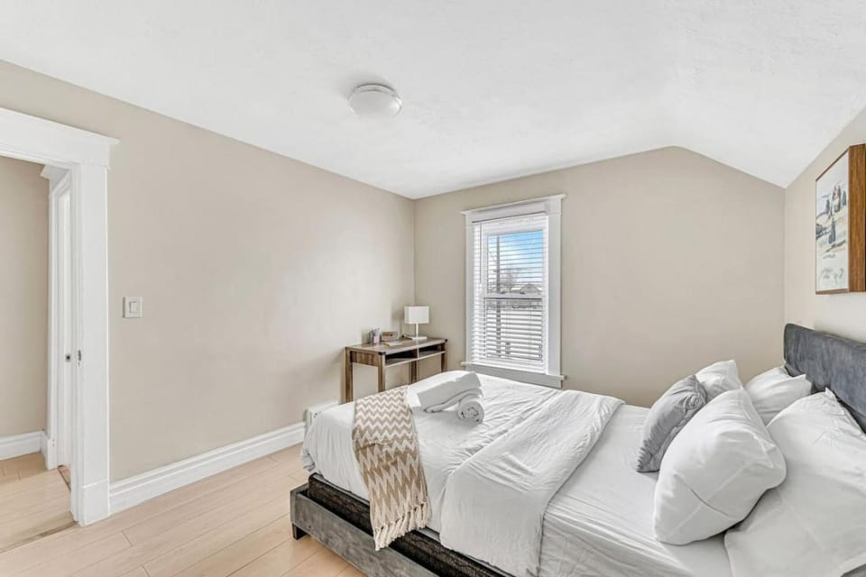 Pristine Home 5 min walk to Clifton Hill House in Niagara Falls