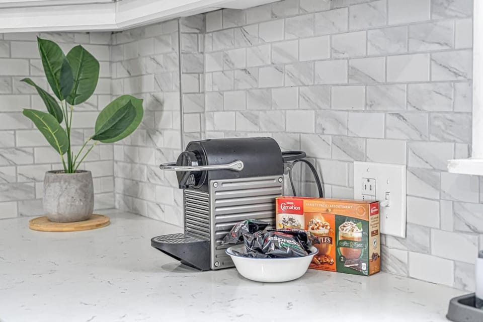 Pristine Home 5 min walk to Clifton Hill House in Niagara Falls