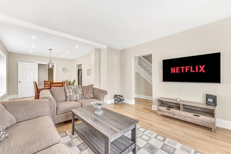 Pristine Home 5 min walk to Clifton Hill House in Niagara Falls