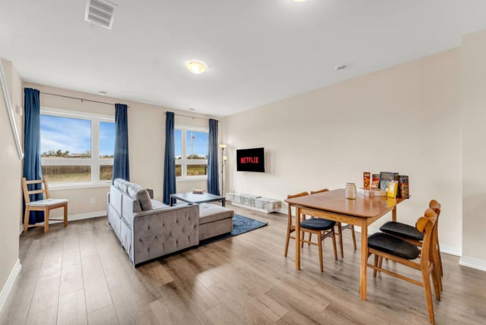 Stylish Niagara Falls Getaway with Rooftop City Views House in Niagara Falls