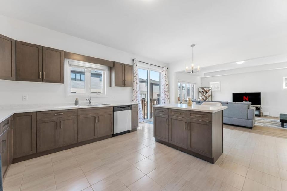 Luxury New Home By Niagara Fall House in Welland