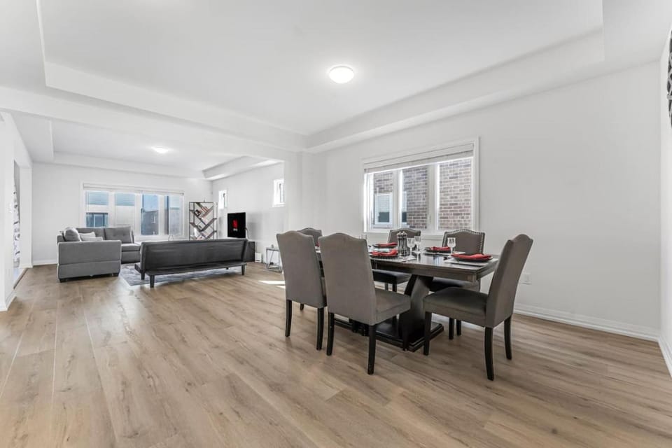 Luxury New Home By Niagara Fall House in Welland