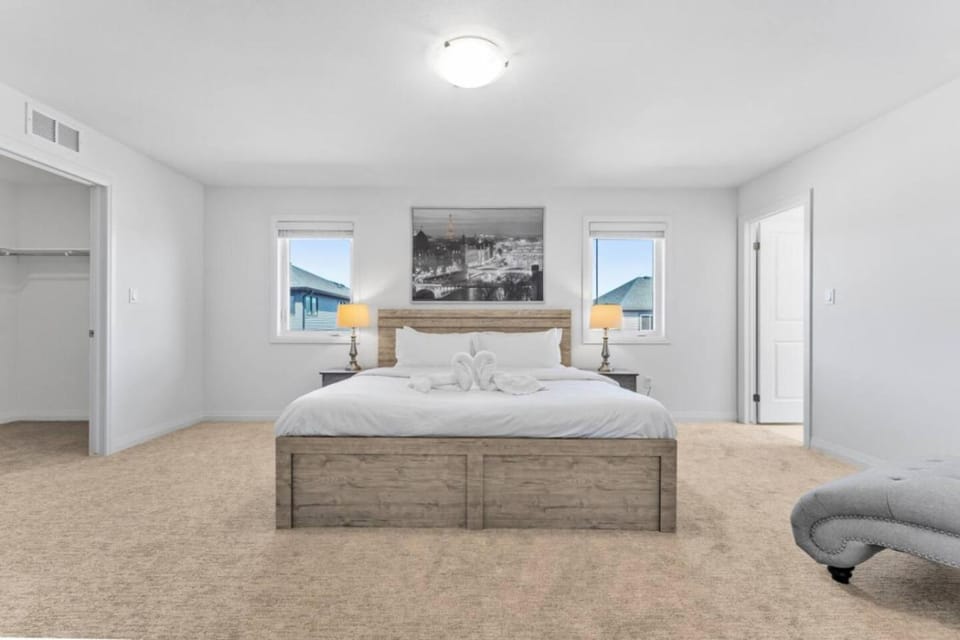 Luxury New Home By Niagara Fall House in Welland